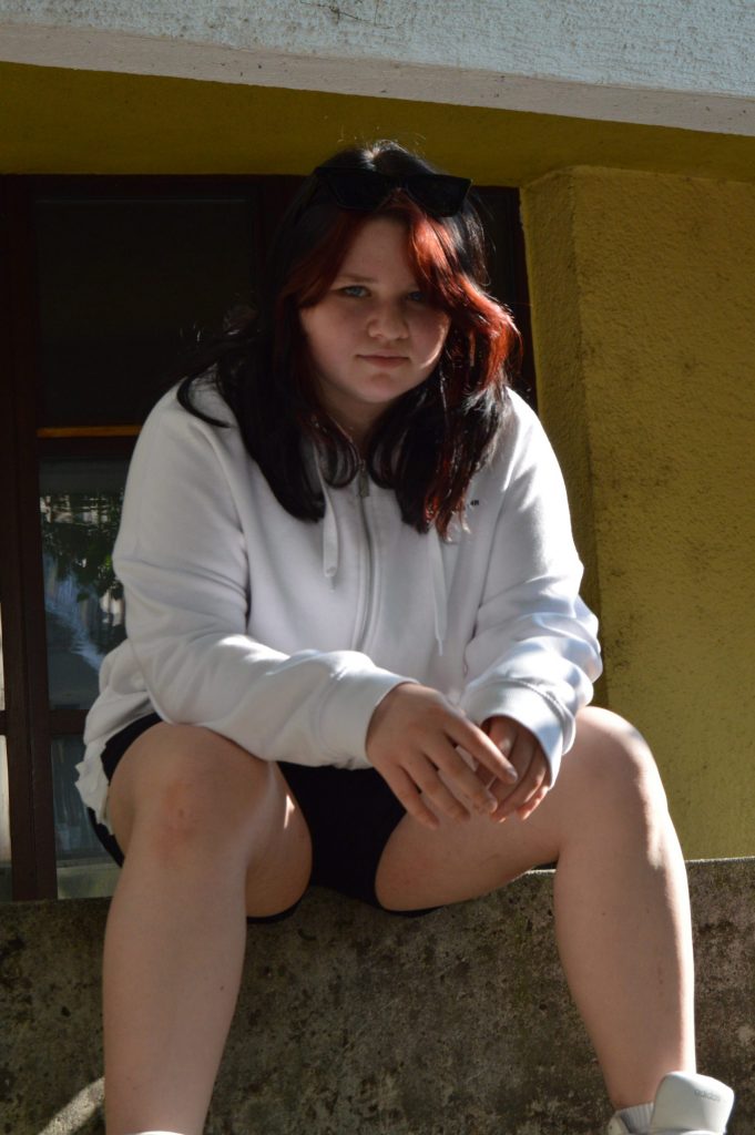 Slka Nine Mežnar kot predvsem predana prijateljica in plesalka na področju plesov v paru.